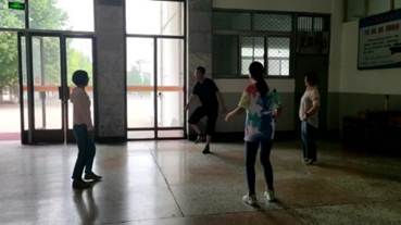 说明: E:\CZG\非教学\工会党务与指导青年教师\20220606 校工会活动视频\365英国上市公司 姜亚东 踢毽子_Moment.jpg